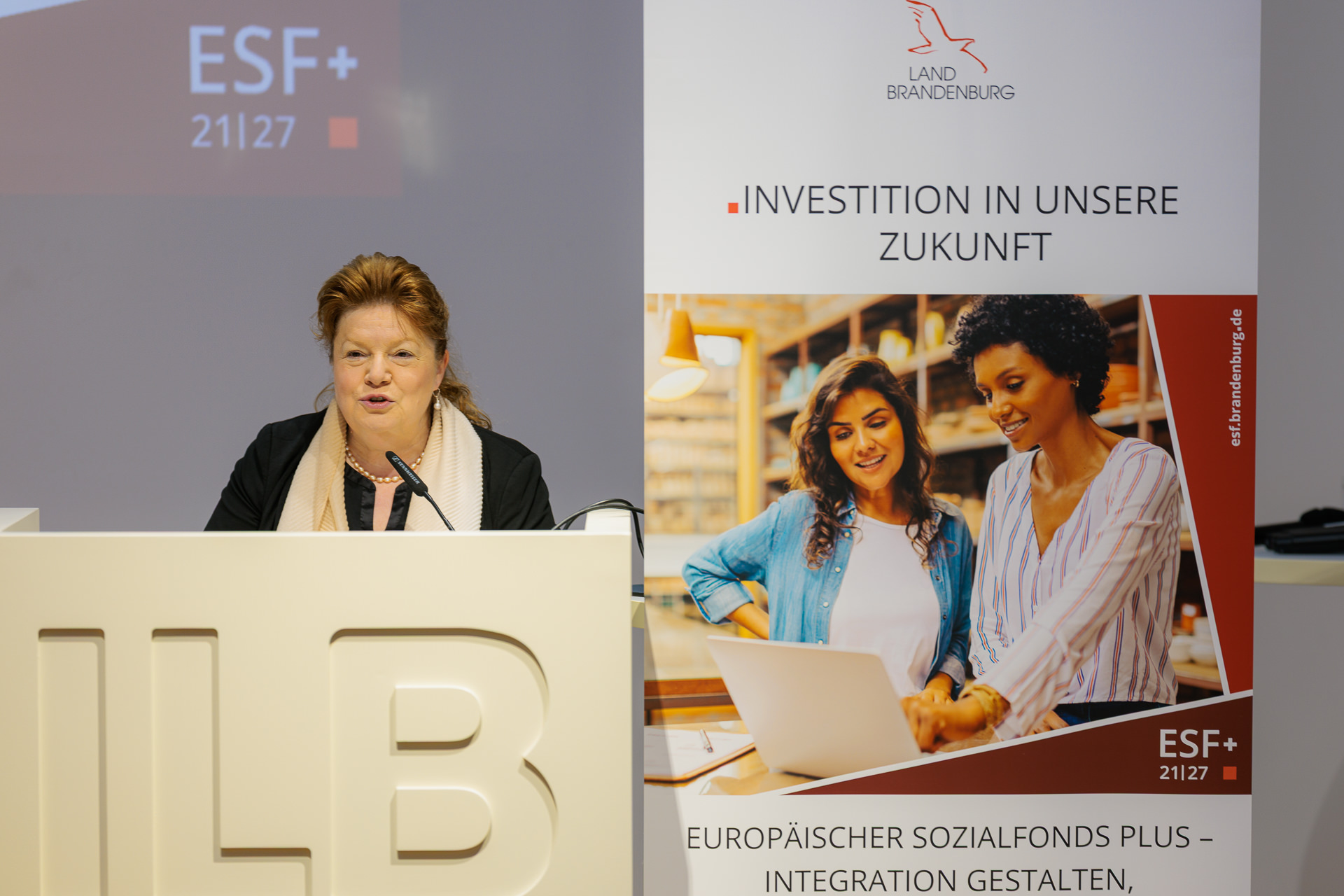 Bild: Die Vorständin der ILB, Kerstin Jöntgen, steht am Rednerpult und begrüßt die Teilnehmenden der Fachtagung.