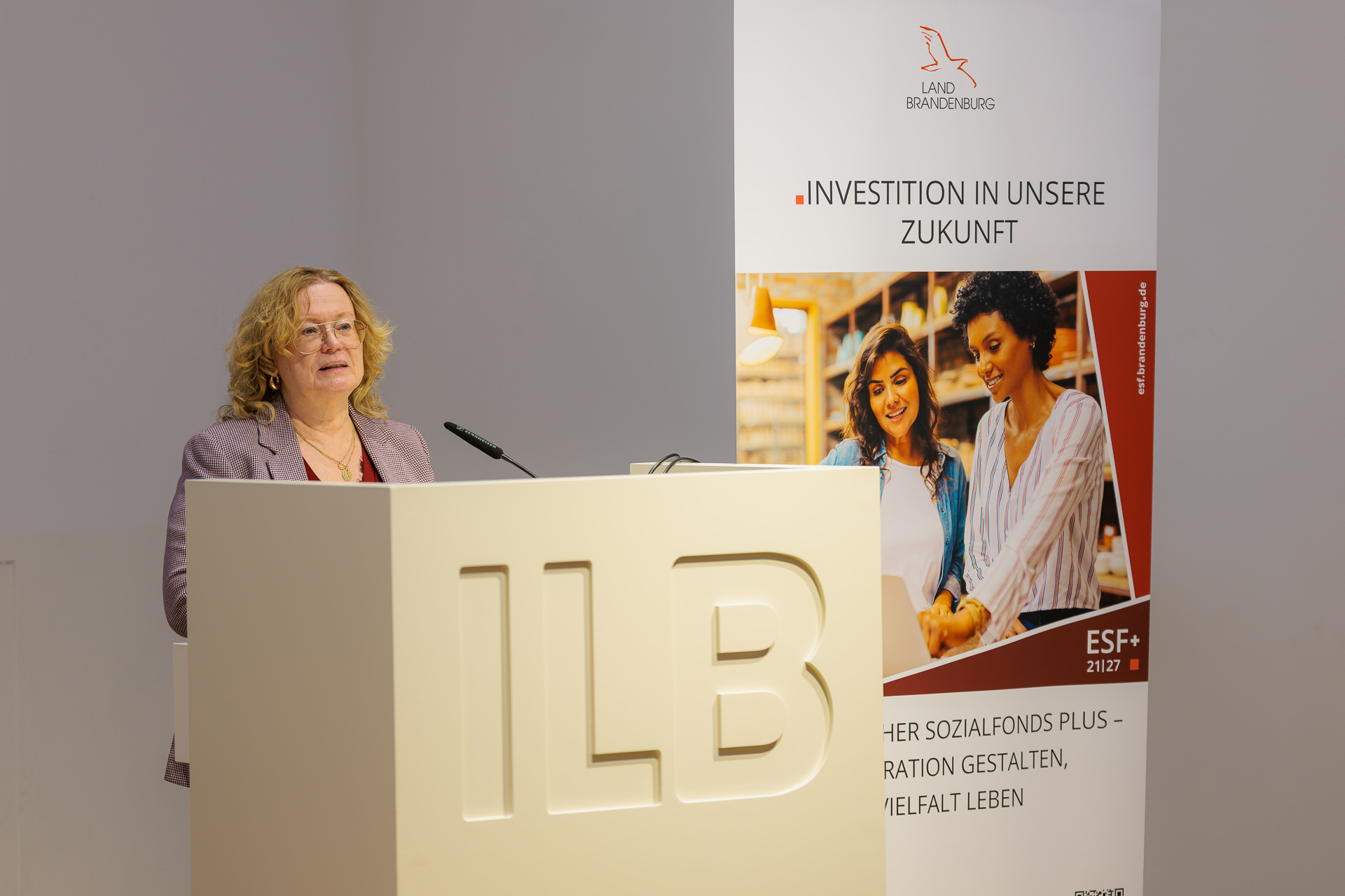 Bild: Die Staatssekretärin des MWAEK, Dr. Friederike Haase, steht am Rednerpult.