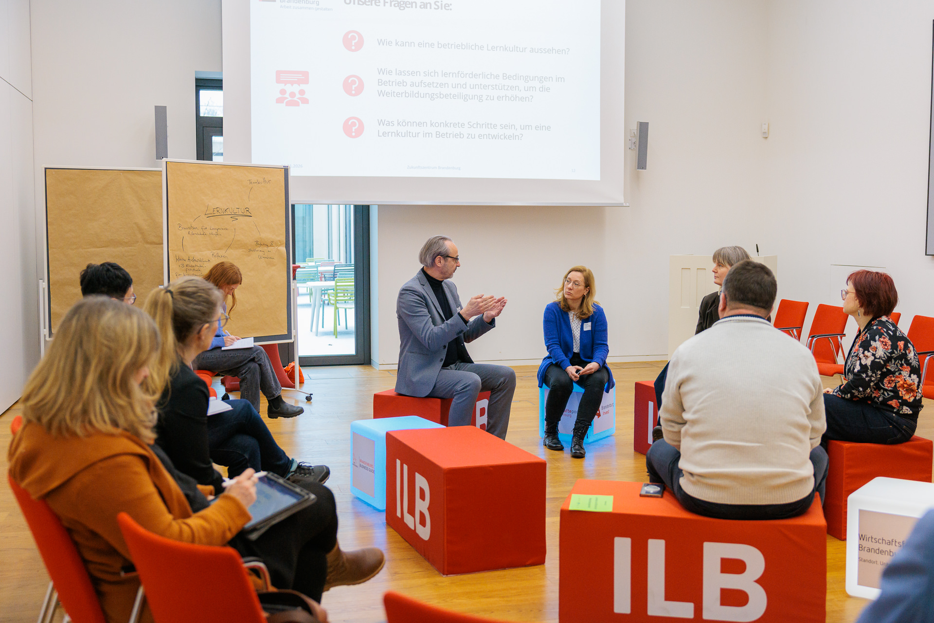 Bild: Workshop mit zwei Stuhlkreisen. Im Innenkreis beteiligten sich Teilnehmende an der Dikussion, während die anderen Teilnehmenden im Außenkreis sitzend zuhören und zu jeder Zeit ebenfalls in den aktiven Innenkreis wechseln können.