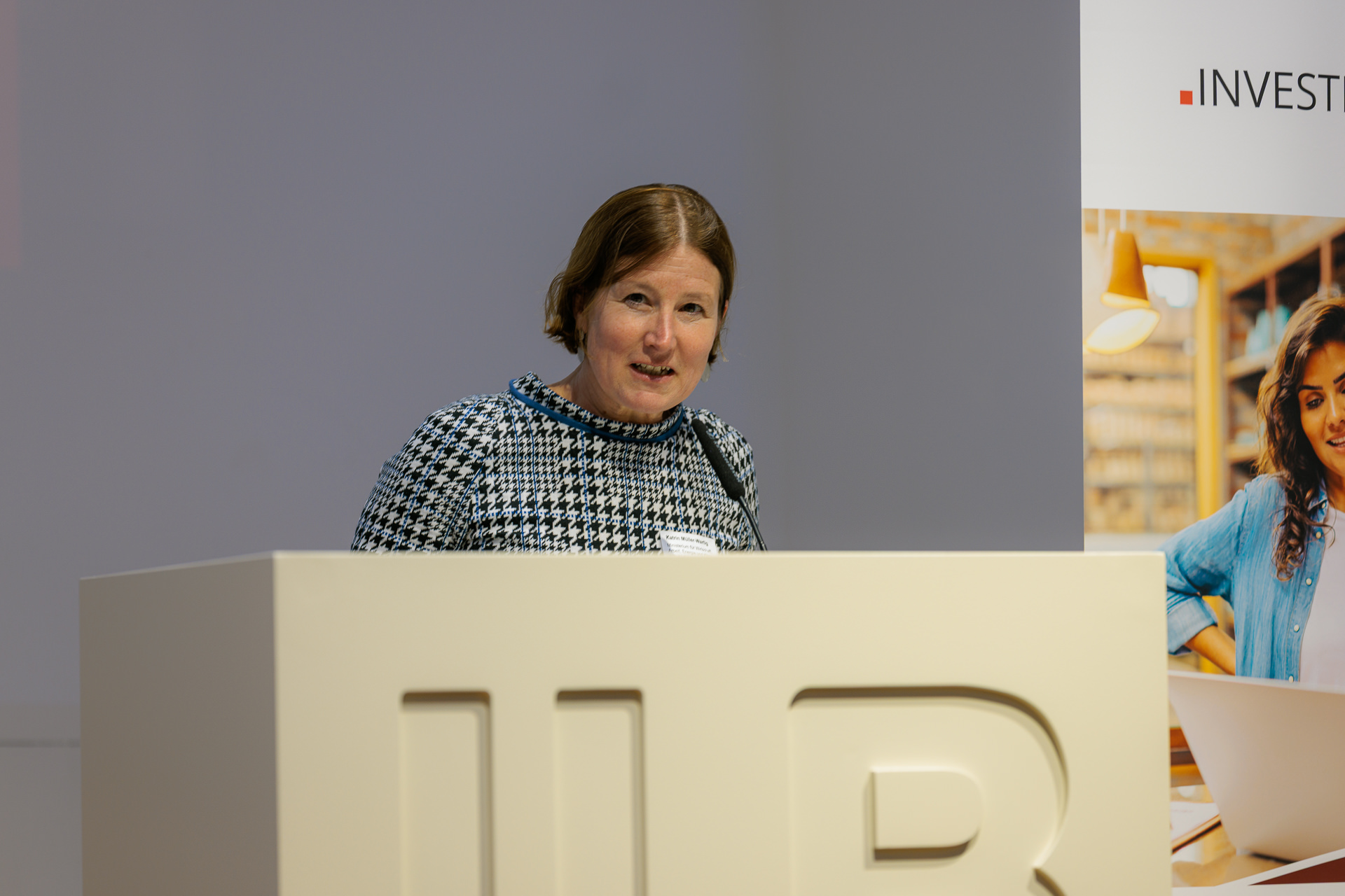 Bild: Katrin Müller-Wartig, Abteilungsleiterin Arbeit im MWAEK, am Rednerpult.