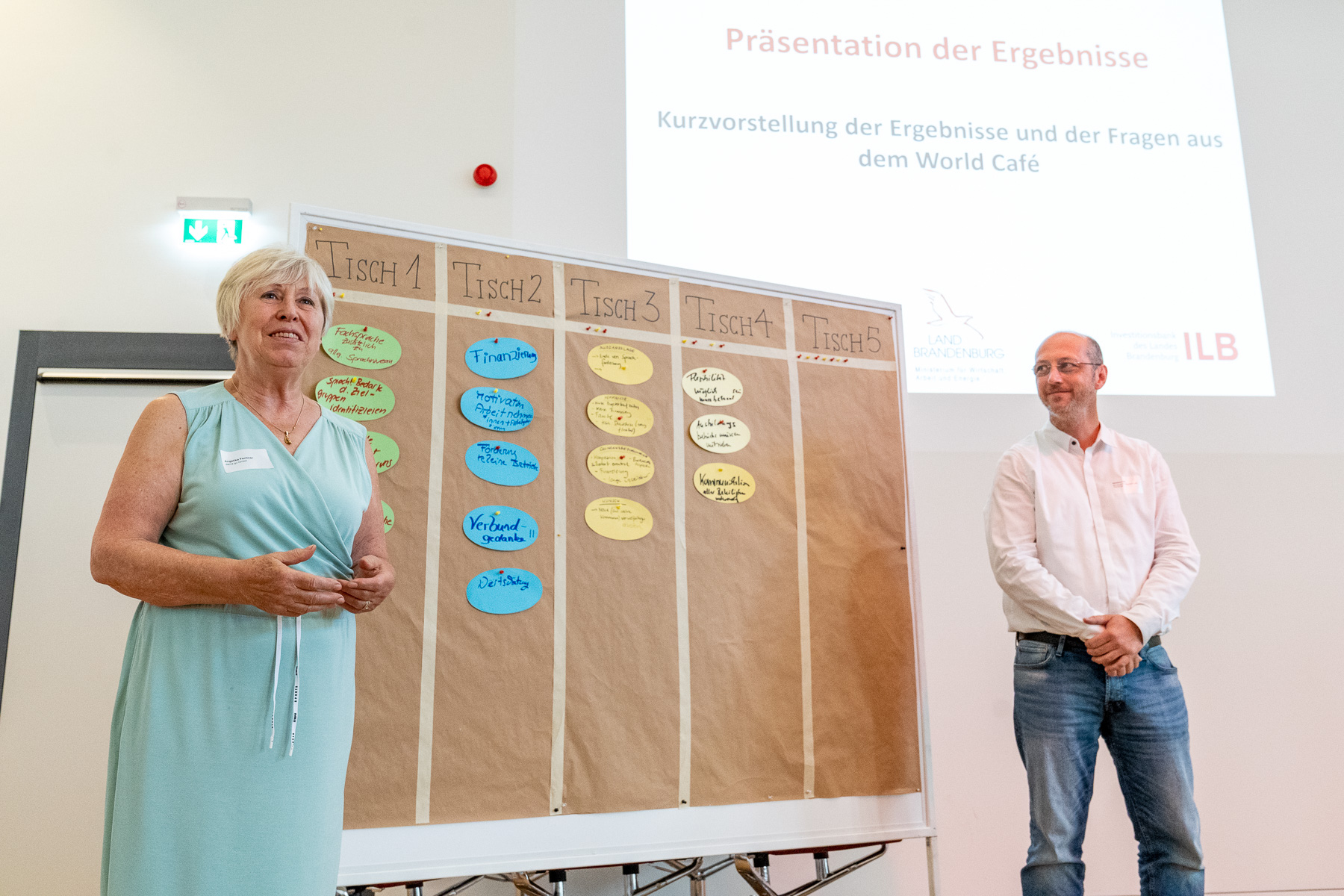 Bild: Bild zeigt Angelika Fechner und Karsten Linß, die abschließend die Ergebnisse von Thementisch 4 "Berufssprachförderung – Modellprojekt Azubi-BSK" erläutern.