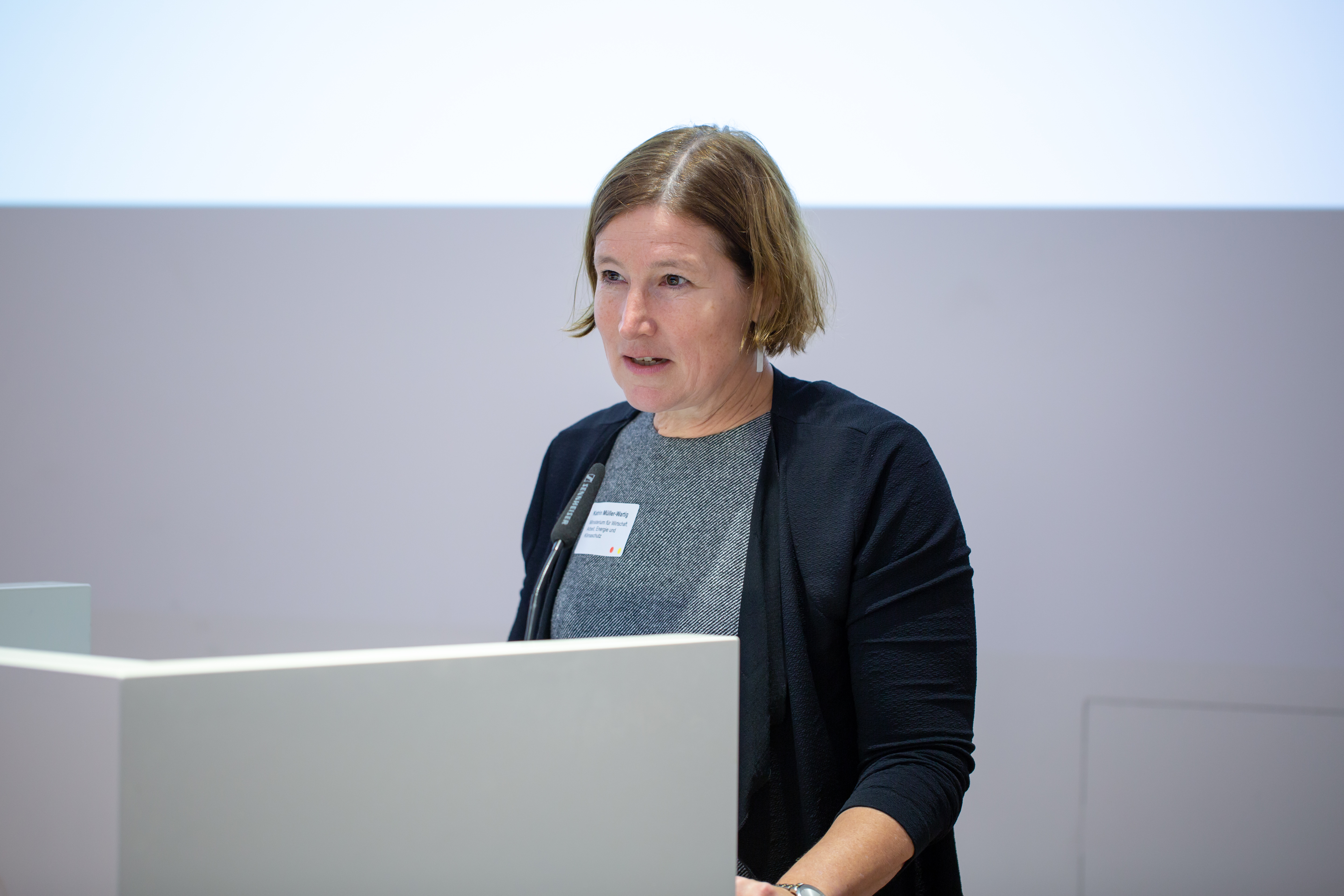Bild: Frau Katrin Müller-Wartig, Abteilungsleiterin Arbeit im MWAEK begrüßt die Gäste.