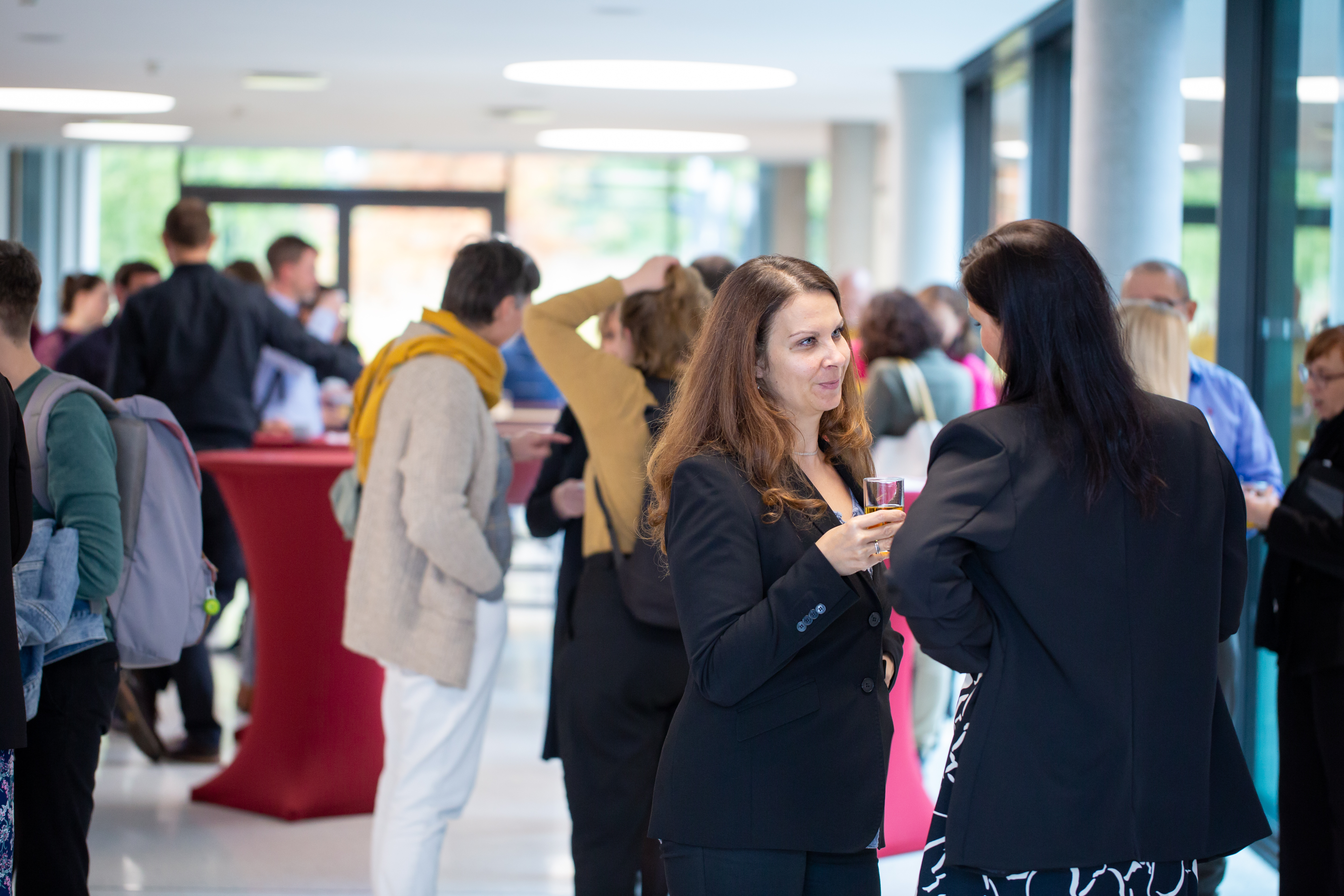 Bild: Teilnehmende unterhalten sich in den Pausen zum Netzwerken (Foto: Caro Kadatz)