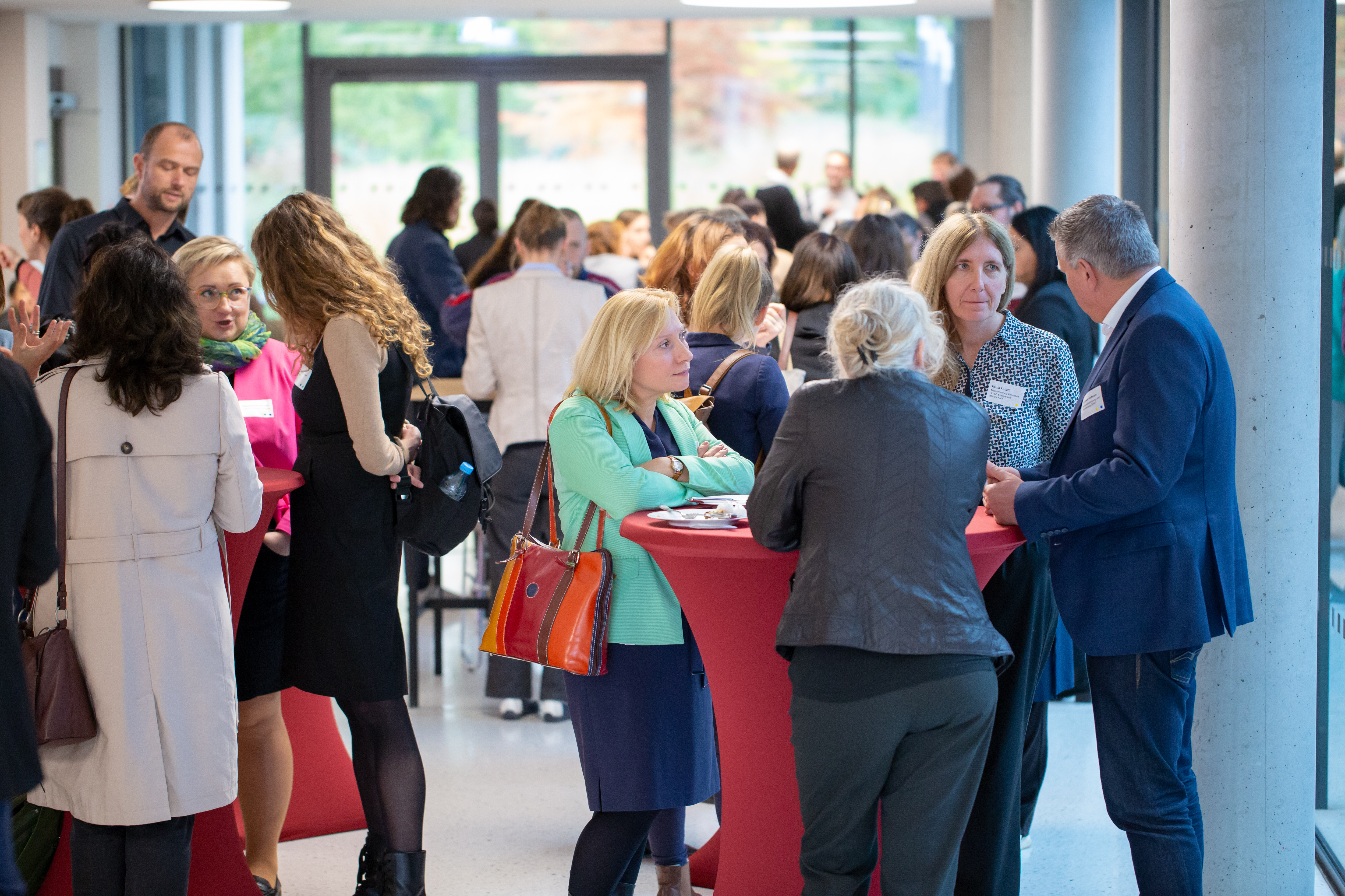Bild: Teilnehmende unterhalten sich in den Pausen zum Netzwerken (Foto: Caro Kadatz)