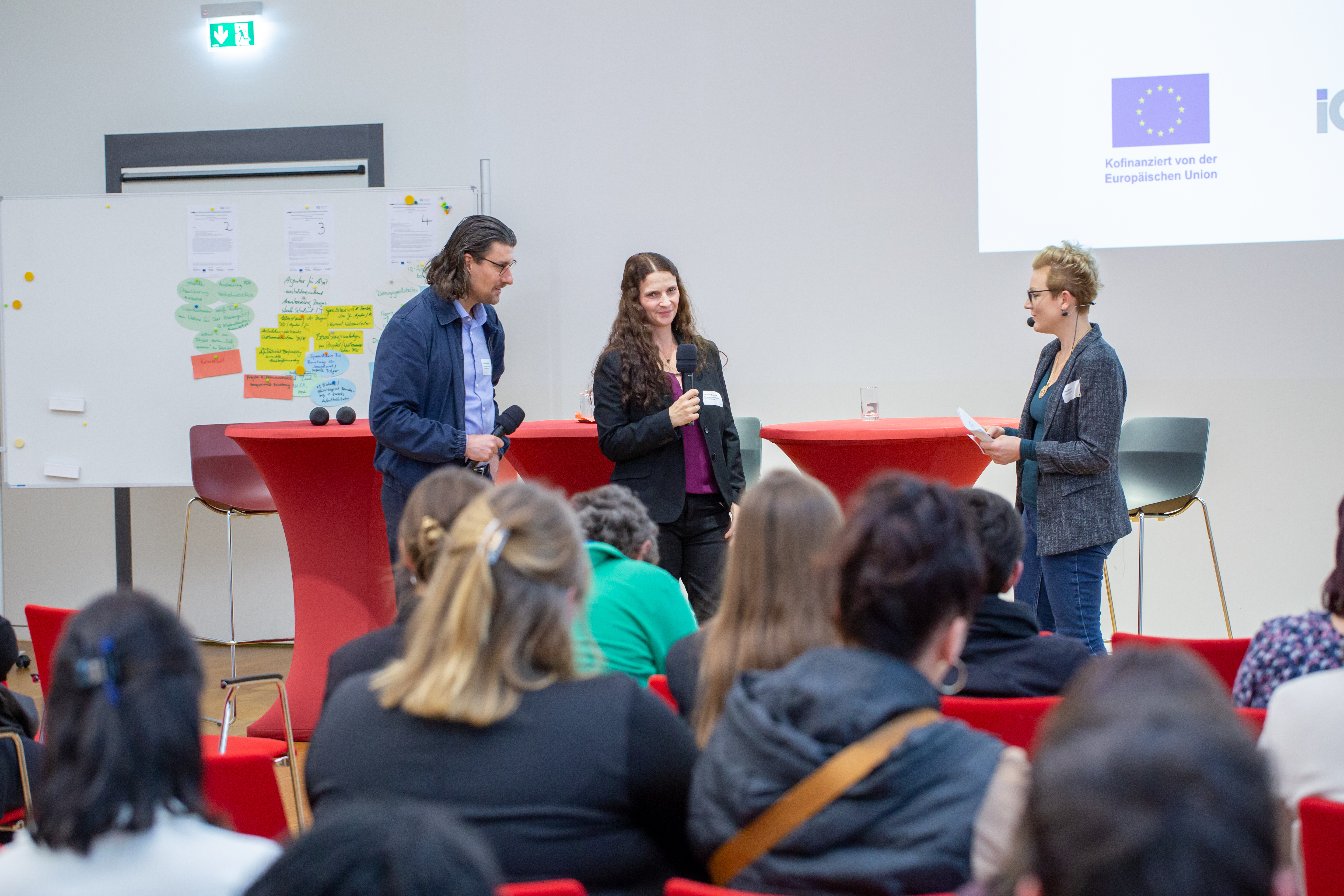 Bild: Arbeit in den verschiedenen Themenworkshops (Foto: Caro Kadatz)