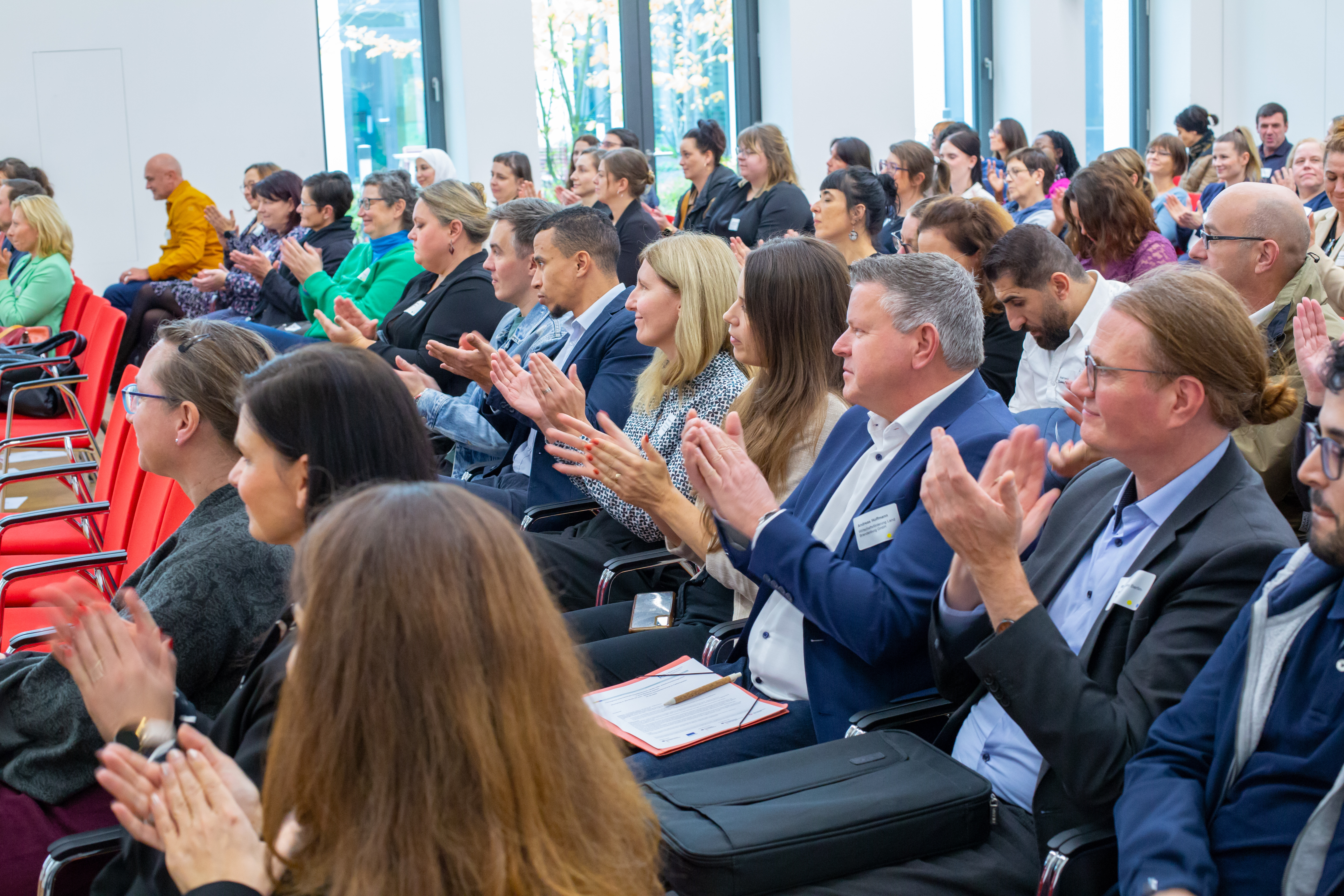 Volles Haus: 120 Vertreterinnen und Vertreter aus Wirtschaft, Zivilgesellschaft und Politik folgten der Einladung des MWAEK und des IQ Netzwerks Brandenburg. (Foto: Caro Kadatz)