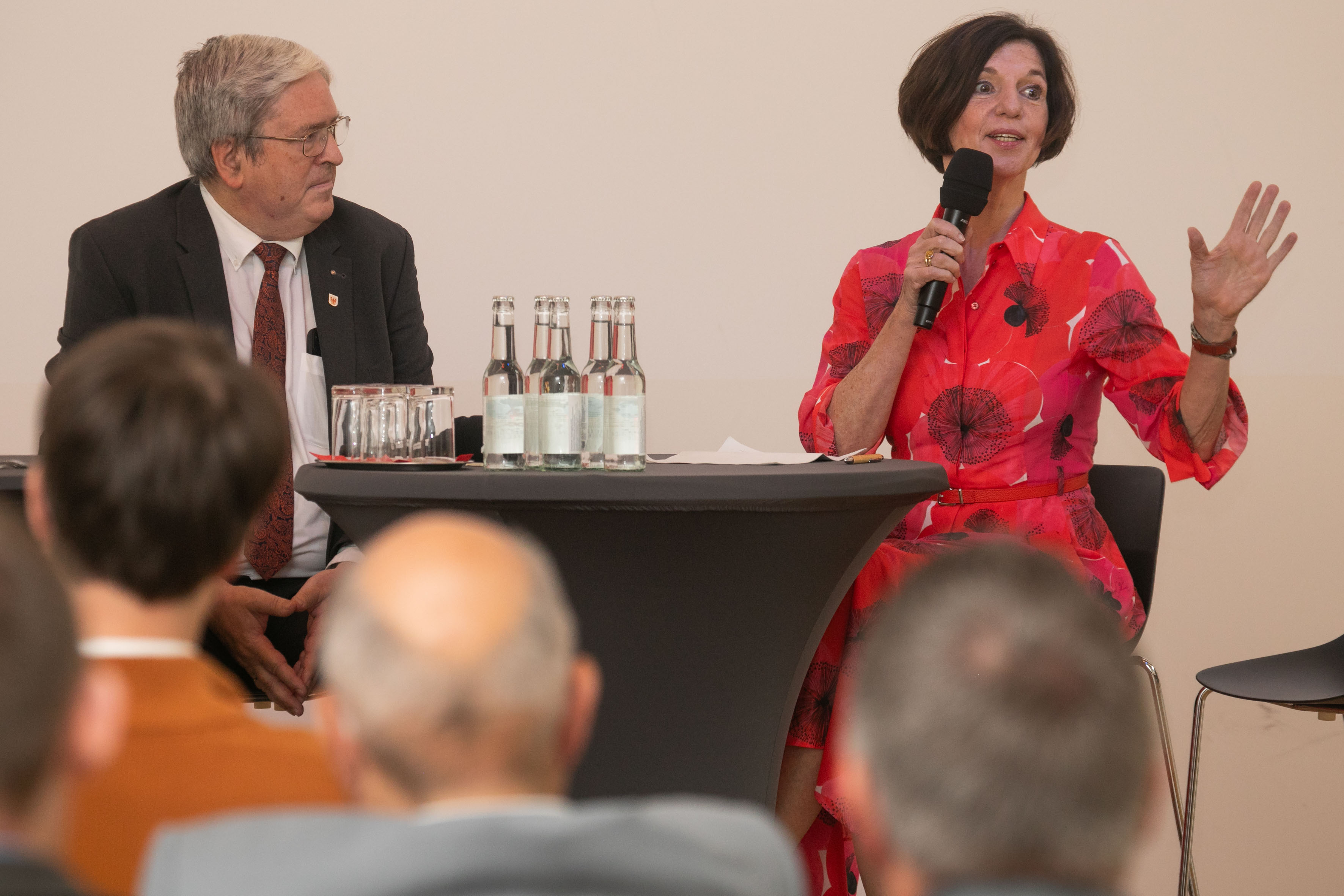 Minister Prof. Dr.-Ing. Steinbach sitzt links in einem Sessel und blickt zur rechts von ihm sitzenden WZB-Präsidentin Prof. Dr. Jutta Allmendinger, die ein Mikrofon in der Hand hält.