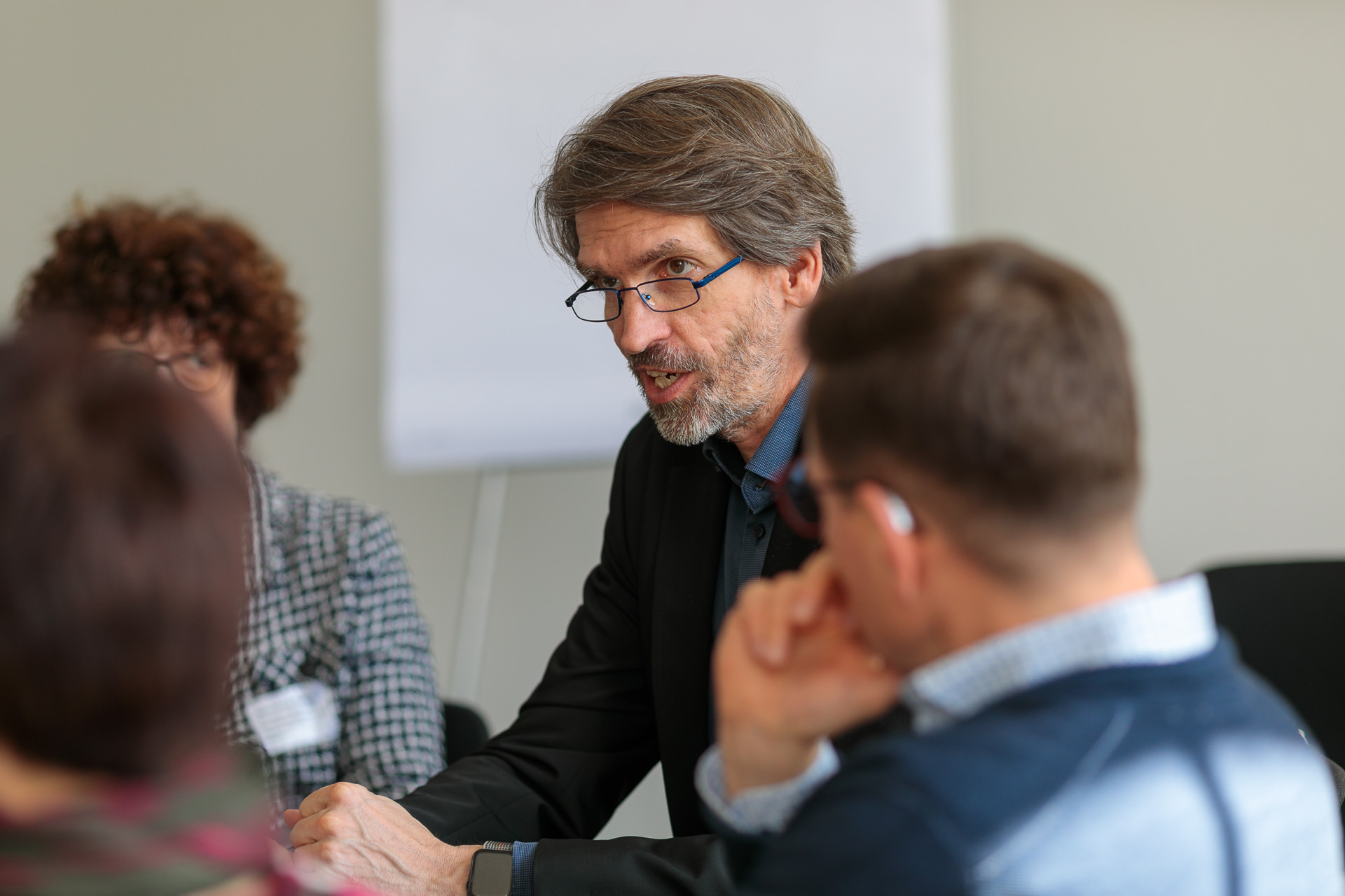 Bild: Marco Ullmann spricht zu den Teilnehmenden der Table-Session.