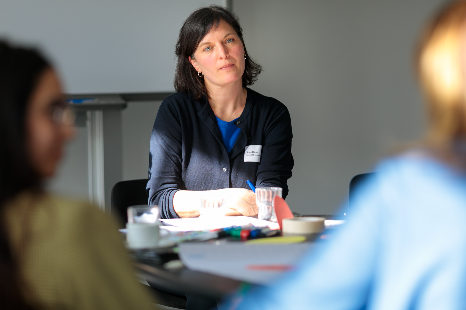 Bild: Anne Dann hört Teilnehmenden einer Table-Session zu.