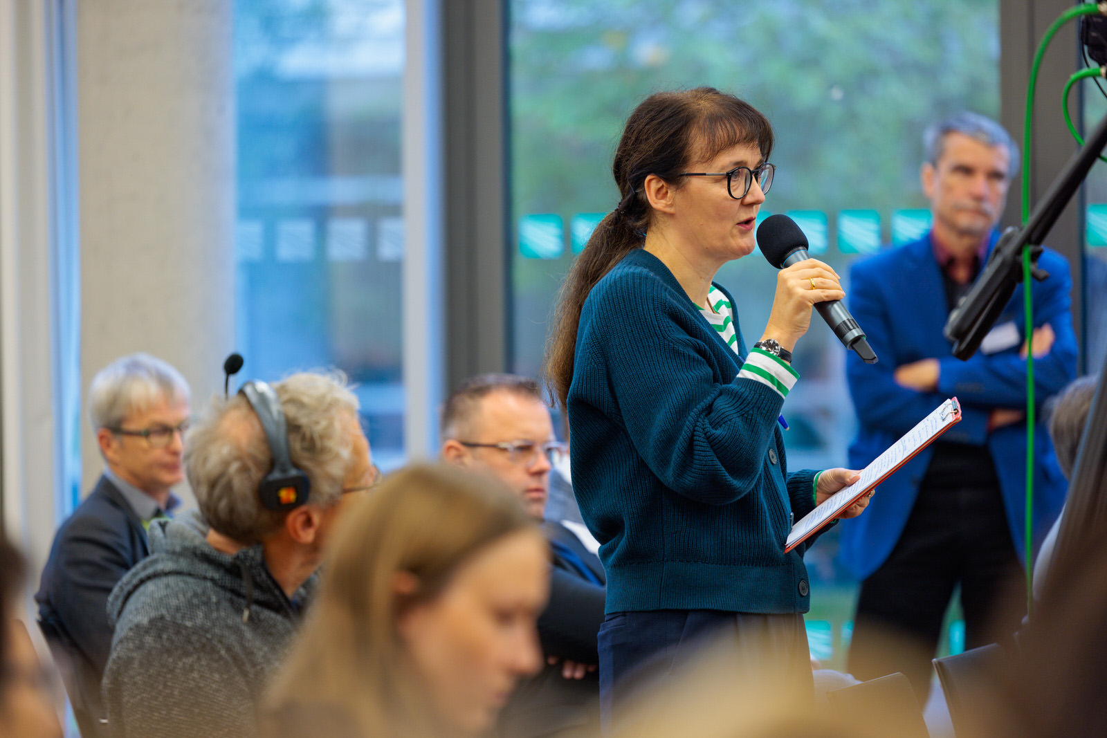 Sigrid Rosenbusch spricht vor dem Publikum