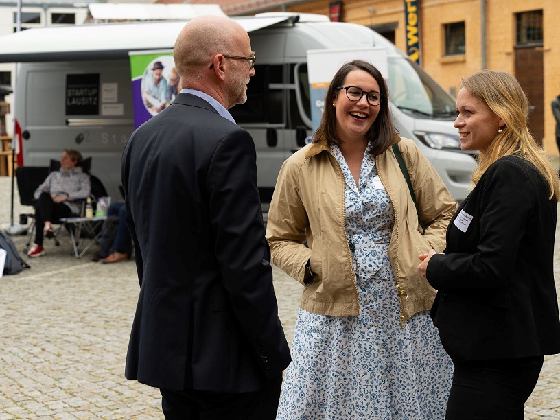 Bild: Olaf Wilms, Constanze Büchner und Juliane Hönicke-Marek stehen draußen und unterhalten sich gut gelaunt