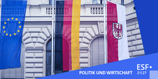 Drei Fahnenmaste sind nebeneinander aufgereiht mit der EU-Fahne, der Deutschland-Fahne sowie der Brandenburg-Fahne.