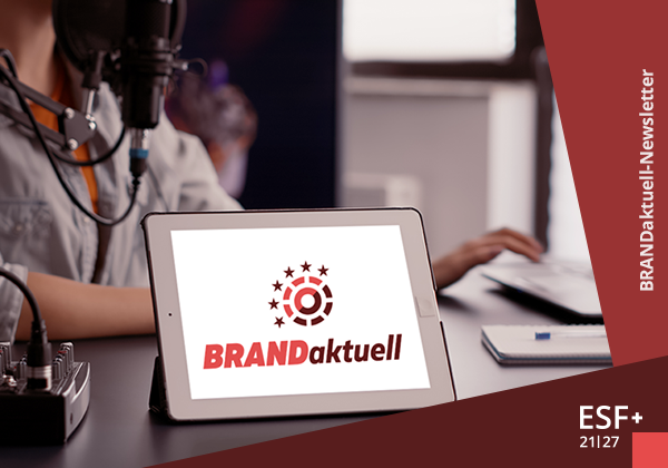 Ein Tablet mit dem BRANDaktuell-Logo.