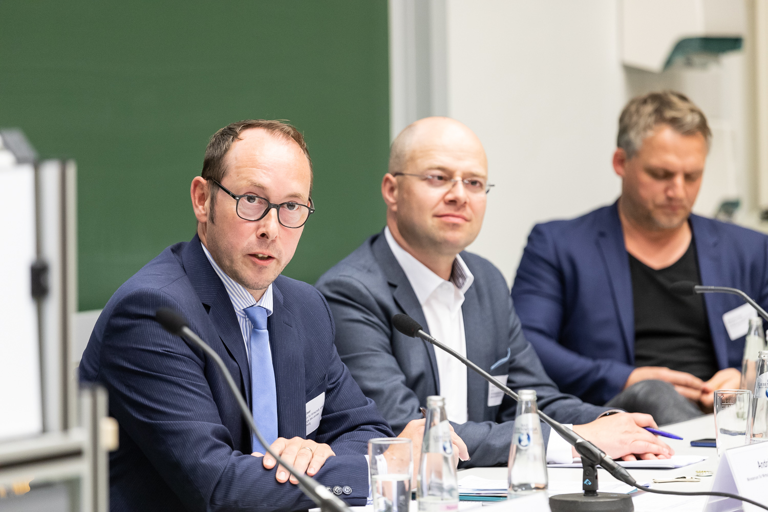 Bild: Das Bild zeigt einen Teil der Referenten des dritten Workshops (von links nach rechts) André Röser (MWAE), Thomas Seibt (STIC Wirtschaftsfördergesellschaft Märkisch-Oderland mbH) sowie Marcel Linge (Gründungszentrum Zukunft Lausitz).