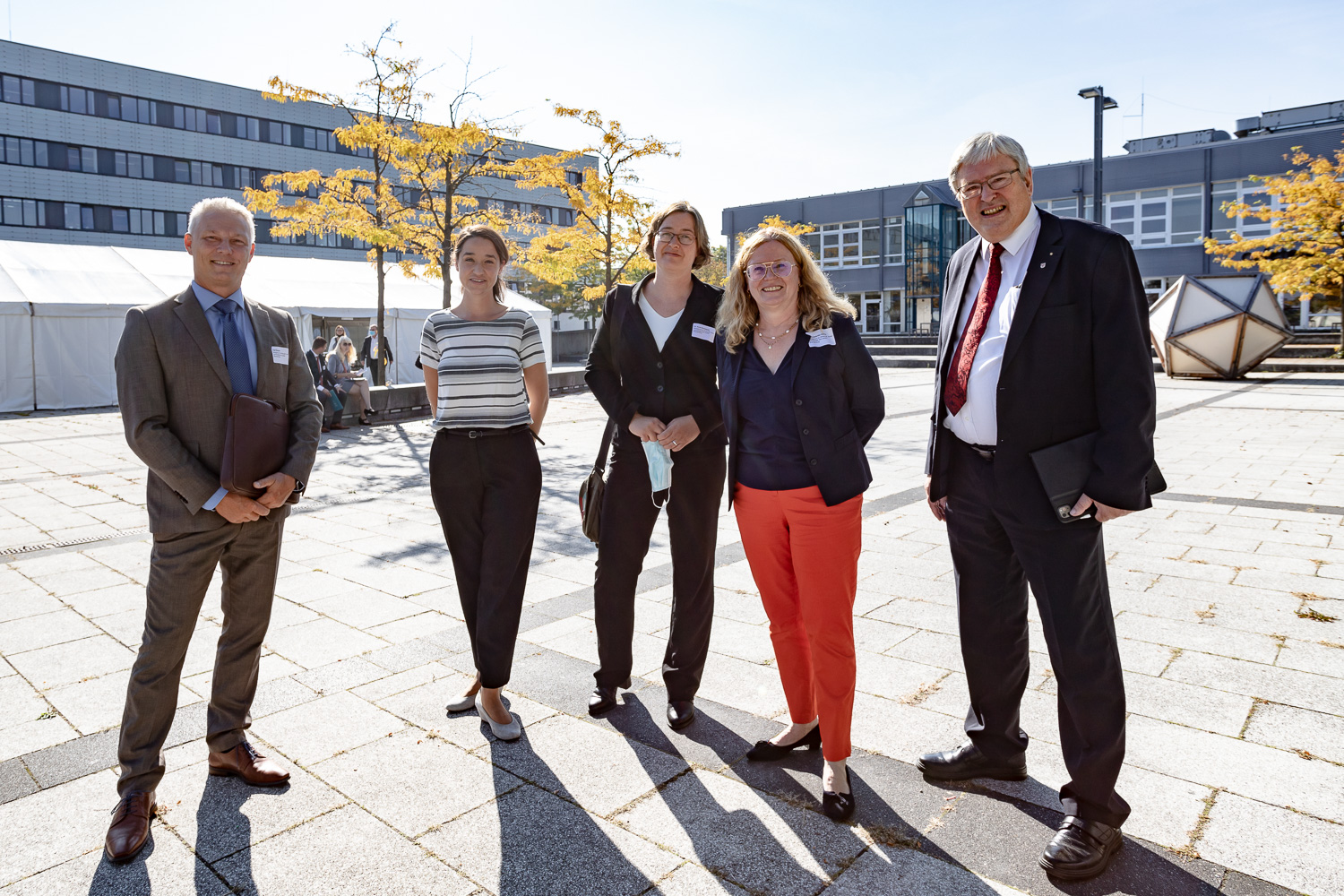 Bild: Das Bild zeigt eine Außenaufnahme mit (von links nach rechts) Ralf Reuter (MWAE), Moderatorin Julika Schmitz, Dr. Anne Schüttpelz, Dr. Friederike Haase und Prof. Dr.-Ing. Jörg Steinbach (MWAE).