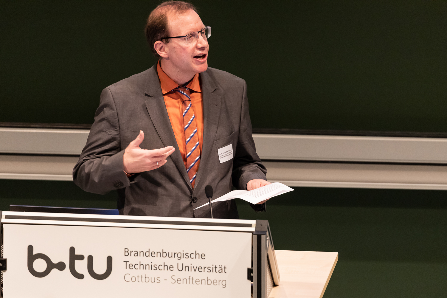Bild: Das Bild zeigt die Eröffnungsrede von Prof. Dr. Michael Hübner, dem Vizepräsidenten für Forschung und Transfer der BTU Cottbus.