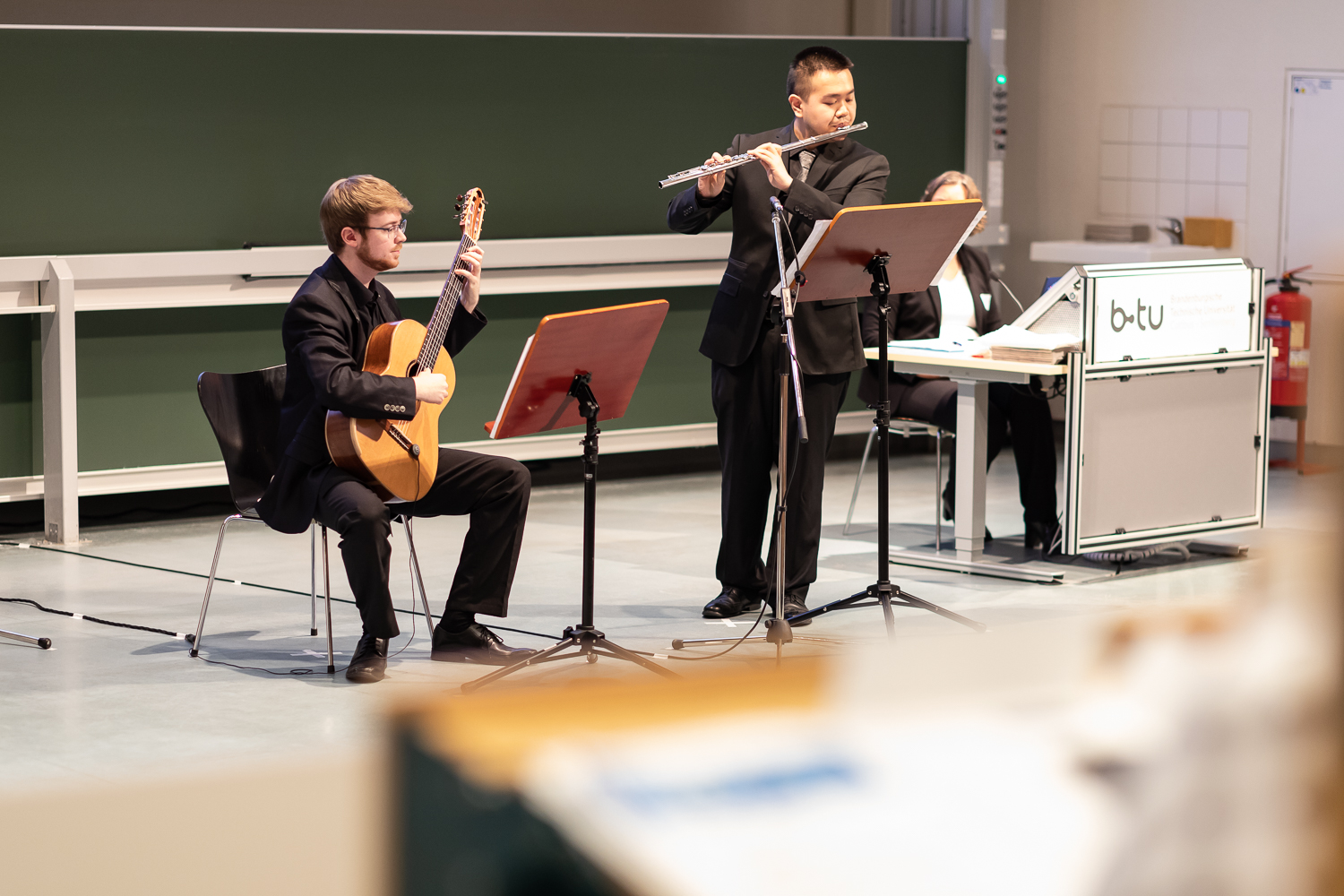 Bild: Das Bild zeigt eine kleine musikalische Pause mit Junyuan Tan (Flöte) und Philipp Seidel (Gitarre).