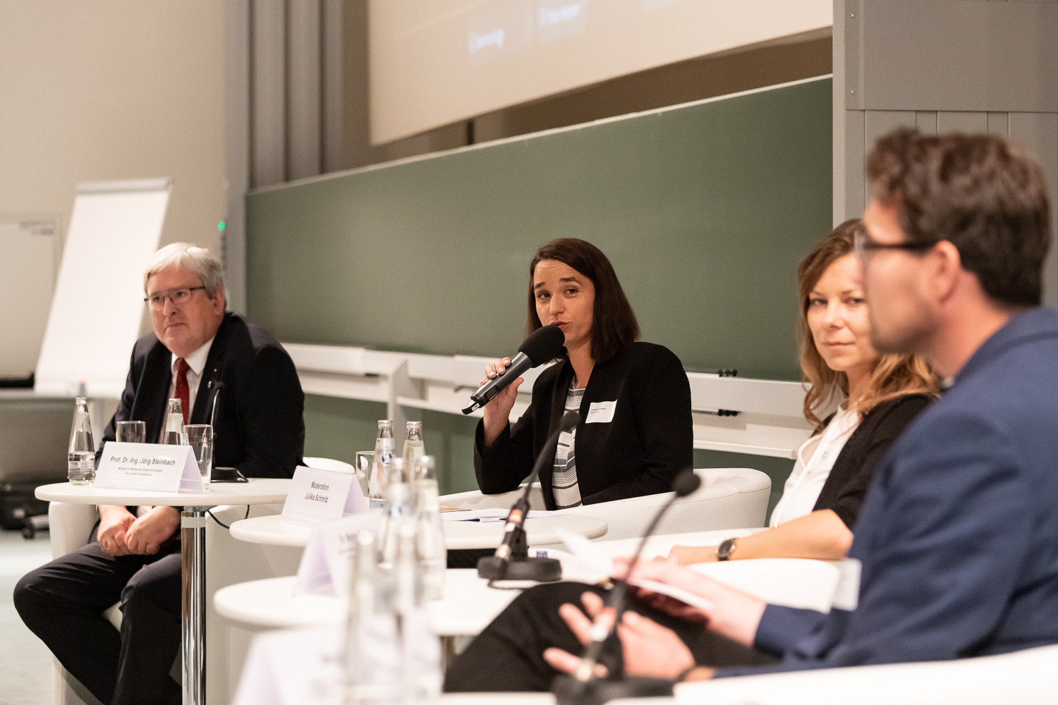 Bild: Das Bild zeigt die Podiumsdiskussion mit (von links nach rechts) Prof. Dr.-Ing. Jörg Steinbach (MWAE), Moderatorin Julika Schmitz, Dr. Marlen Meißner (UNESCO-Kommission) und Marco Bedrich (DGB).