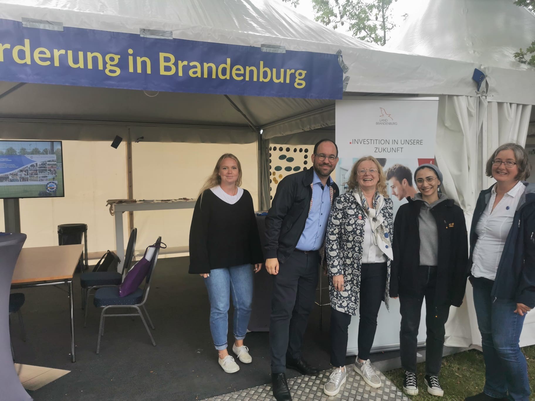 Gruppenbild an einem Stand vor einem RollUp mit v.l.n.r. Laura Viehweger, Michael Reschke, Dr. Friederike Haase, Ranim Nassar und Dr. Anne Schüttpelz.