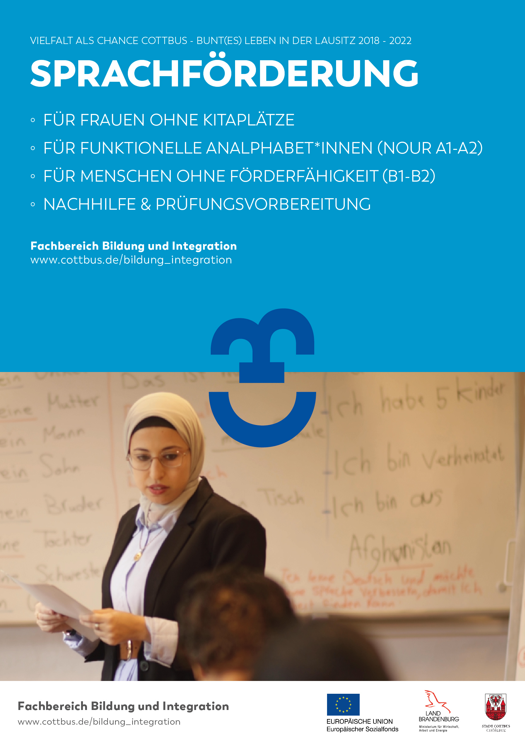 Plakat zeigt eine Dozentin vor einer beschriebenen Tafel. Auf einer blau unterlegten Fläche darüber sind die Angebote zusammengefasst, die das SUW-Projekt Cottbus hinsichtlich Sprachförderung bietet.