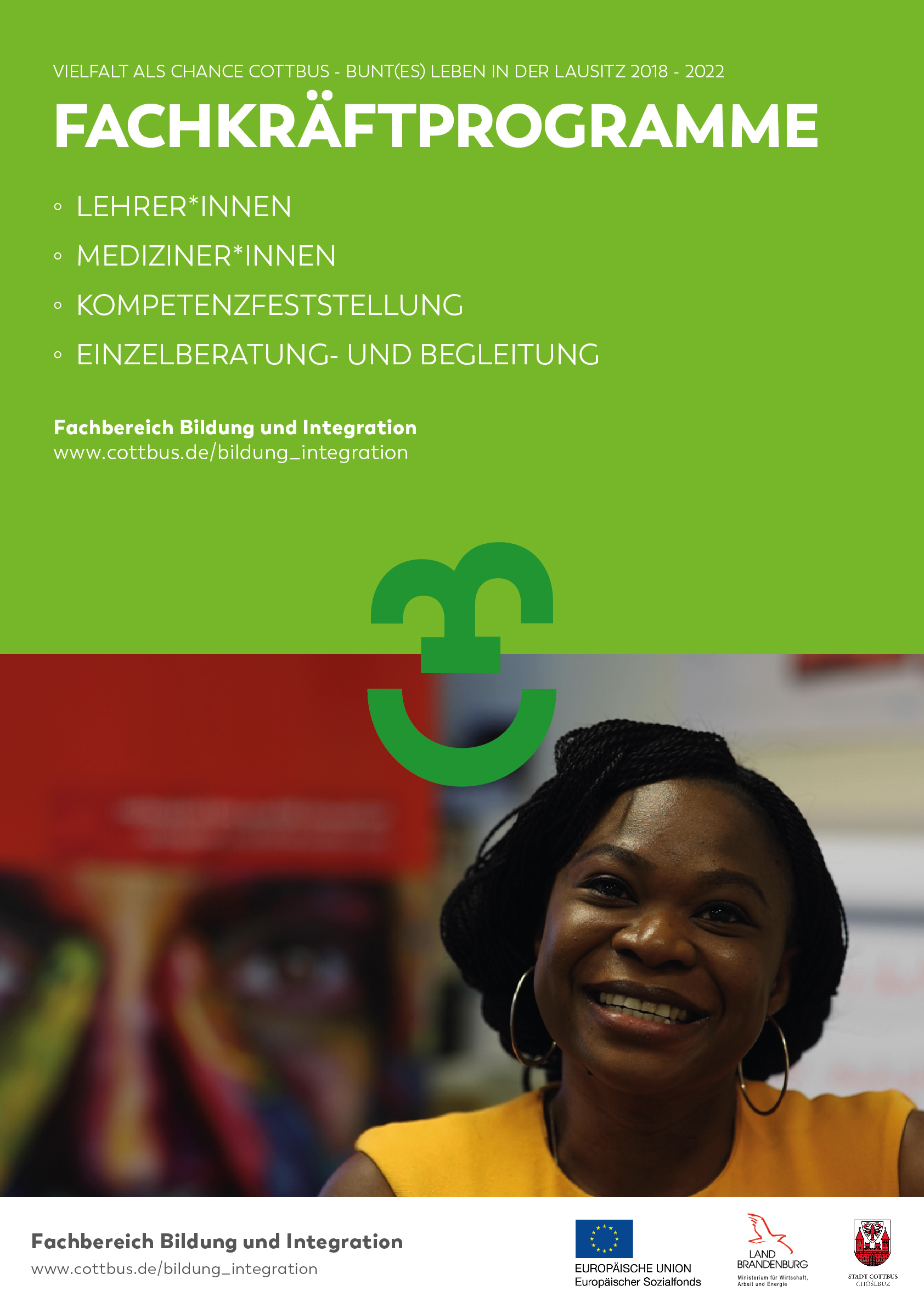 Plakat zeigt eine lachende, dunkelhäutige Frau. Auf einer grün unterlegten Fläche darüber sind die Angebote zusammengefasst, die das SUW-Projekt Cottbus hinsichtlich Fachkräfteprogrammen bietet.