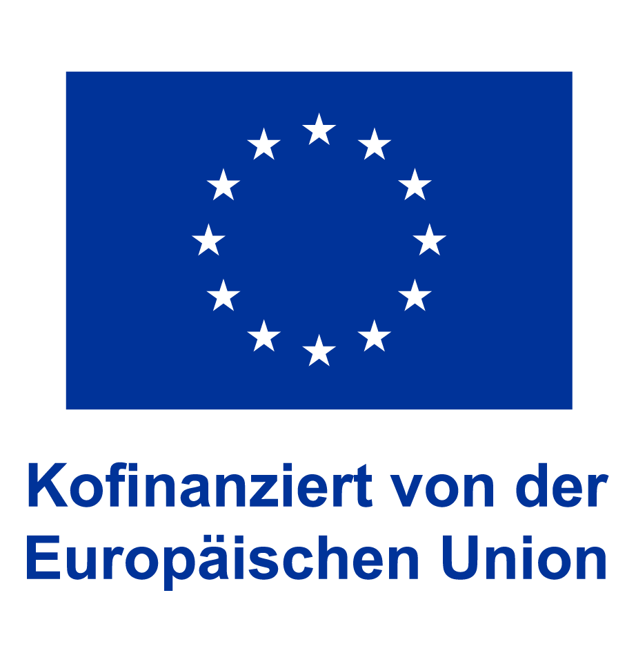 EU-Logo für die neue Förderperiode 2021-2027, vertikal angeordnet mit EU-Flagge mit weißen Sternen und Schriftzug in blau 'Kofinanziert von der Europäischen Union' (RGB, PNG)