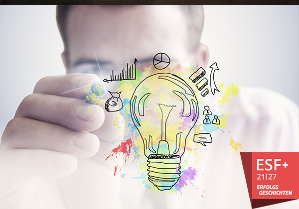 Mensch greift nach einer grafisch designten Glühbirne, um die kleine Icons arrangiert sind, die soziale Innovation visualisieren.