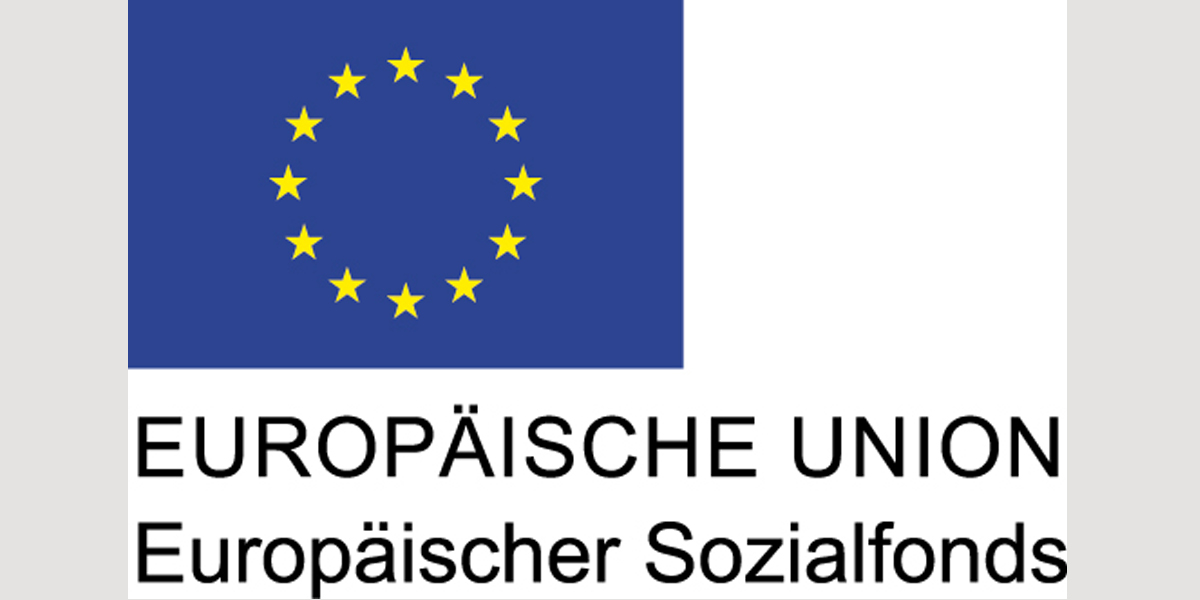 EU-Logo mit EU- und ESF-Schriftzug linksbündig unter der Fahne