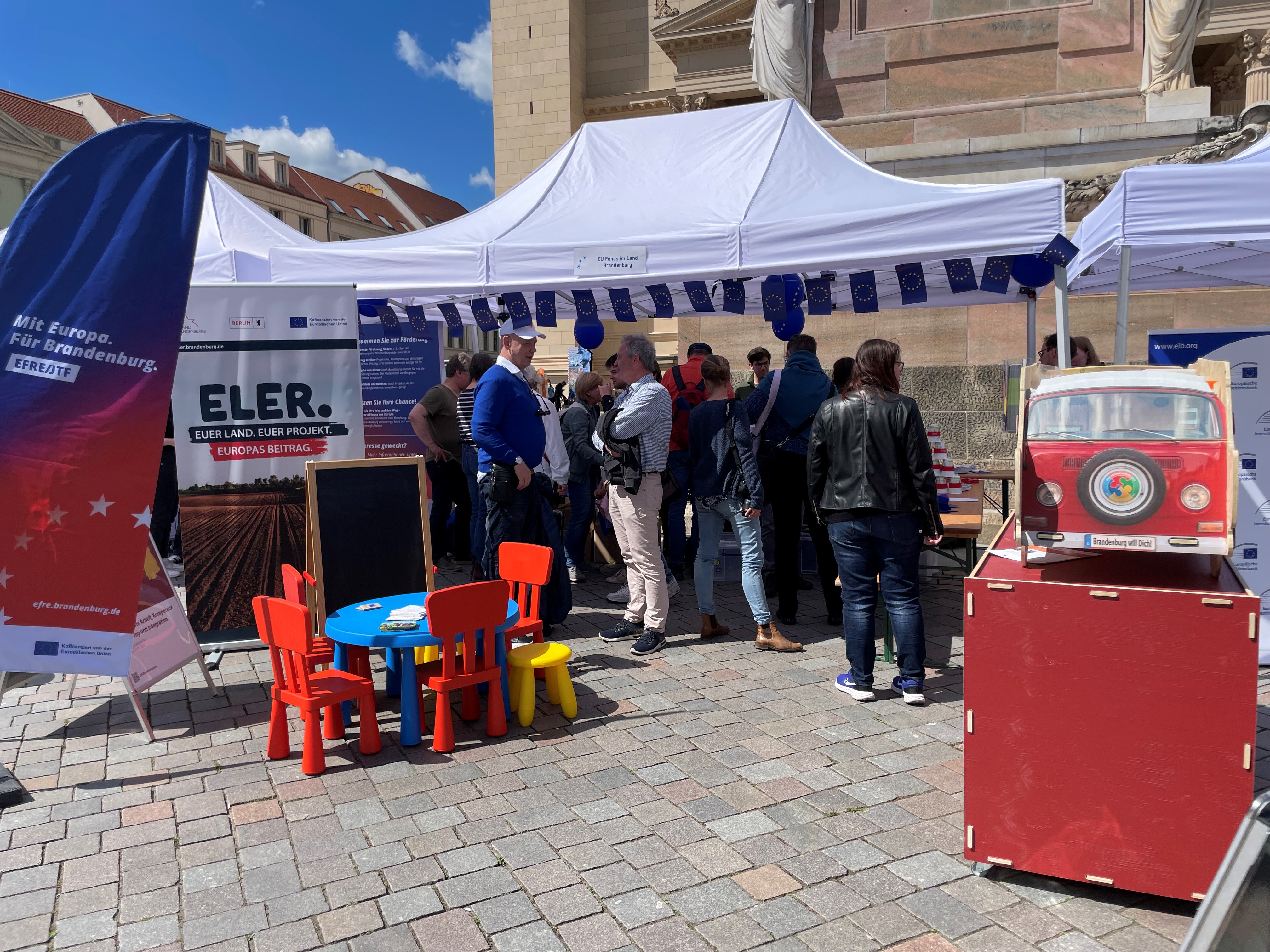 Besucherinnen und Besucher stehen am Stand des EU-Fonds ELER