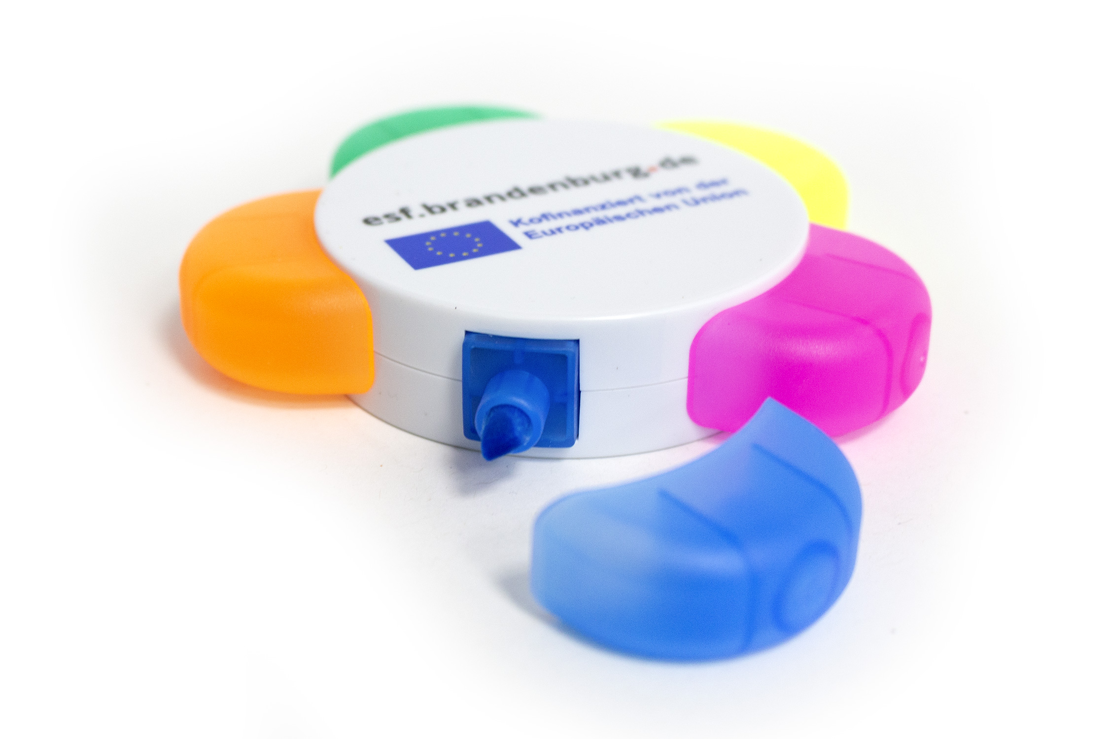 Bild vergrößern (Bild: Foto eines weißen Textmarkers in auffälligem Blumendesign, 4-farbig bedruckt mit der URL esf.brandenburg.de und darunter dem EU-Logo.)