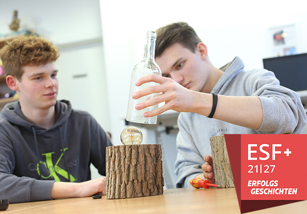 Zwei Schüler bauen einen Prototypen aus Holz und Glas