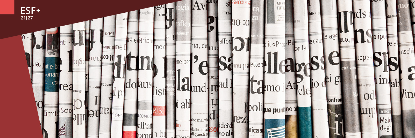 Eine ganze Reihe zusammengerollter Zeitungen sind nebeneinander aufgereiht (Quelle: AdobeStock Photobeps, 64326810).