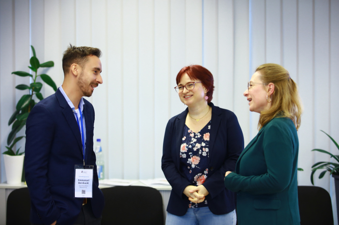 Projektleiterin Denise Gramß (mittig im Bild) spricht mit Katja Pein und Emmanuel Bernhardt von der Projektkoordination, die rechts und links von ihr stehen.