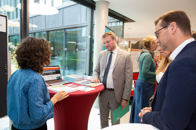 Wirtschafts- und Arbeitsminister Daniel Keller informierte sich über die Lösungen der Modellprojekte (Foto: Caro Kadatz)