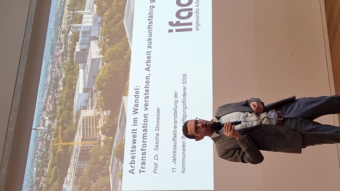 Prof. Dr. Sascha Stowasser vom ifaa e. V. steht vor seiner Präsentation.