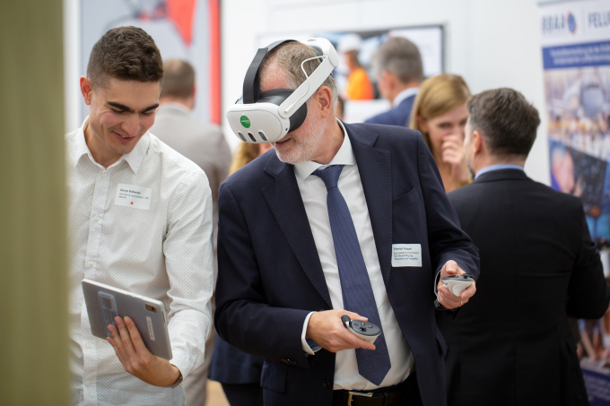 Patrick Paquet von der EU-Kommission testet eine VR-Brille des Lerni-Modellprojektes (Foto: Caro Kadatz)
