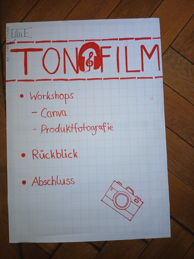 Ein Flipchart, auf dem 'Ton & Film' steht, gefolgt von Stichpunkten, die genutzt wurden, ob retrospektiv auf den Schülerfirmenfachtag zu schauen.