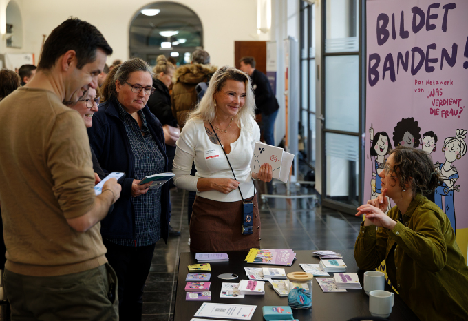 Austausch der Teilnehmenden beim sogenannten 'Markt der Möglichkeiten'. (Foto: Manfred Vogel)