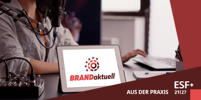 Tablet mit dem BRANDaktuell-Logo, daneben steht ein Mischpult.