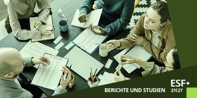 Mehrere Menschen beugen sich über einen Tisch, auf dem verschiedene Dokumente liegen.