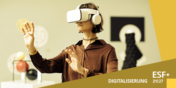 Eine Frau mit VR-Brille auf dem Kopf mit erhobenen Händen.