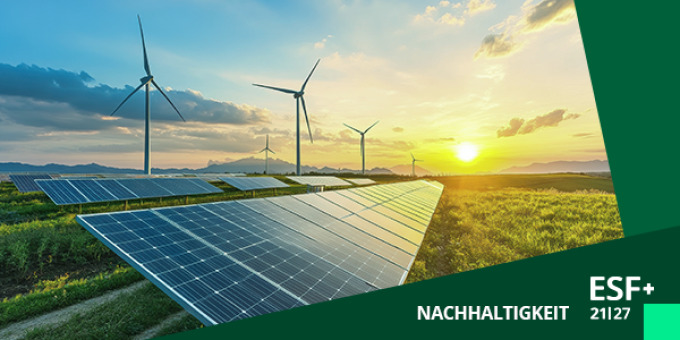 Ein KI-generiertes Bild zeigt eine große PV-Anlage auf einer Wiese, im Hintergrund ein Sonnenuntergang und Windräder.