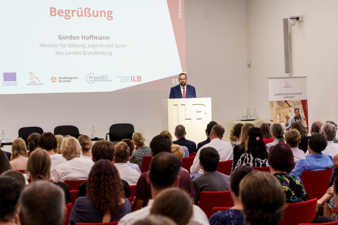 Begrüßung durch Minister Gordon Hoffmann vom MBJS