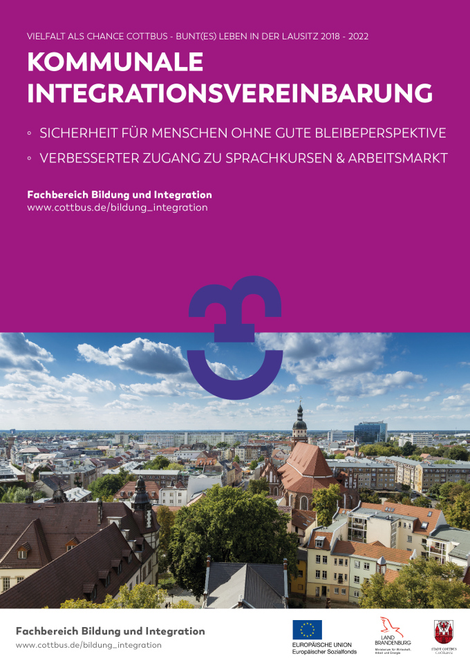 Plakat zeigt eine Panoramaaufnahem von Cottbus. Auf einer violett unterlegten Fläche ist zusammengefasst, welche Vorzüge das SUW-Projekt Cottbus durch die kommunale Integrationsvereinbarung bietet.