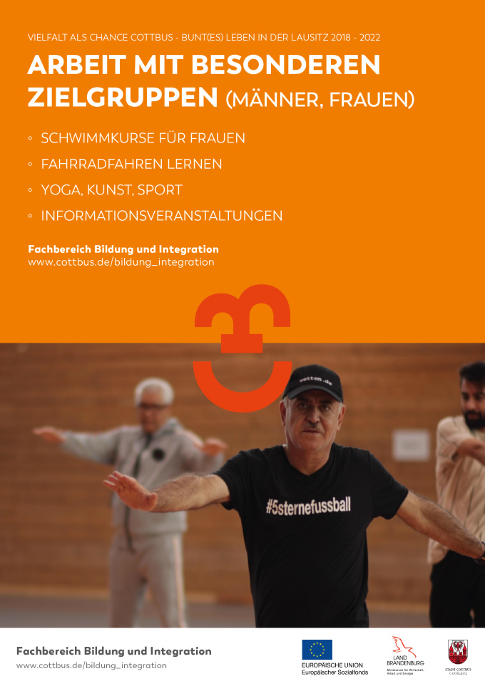 Plakat zeigt ein paar Männer bei sportlichen Übungen in einer Turnhallte, im Vordergrund ein älterer Herr. Auf einer orange unterlegten Fläche darüber sind die Angebote zusammengefasst, die das SUW-Projekt Cottbus hinsichtlich der Freizeitgestaltung bietet.