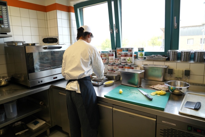 Ein Auszubildener kocht im Lehrrestaurant.