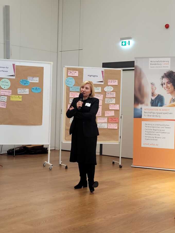 Dina Ulrich aus dem MWAEK hält ihren Vortrag (Foto: Polina Fromiller)