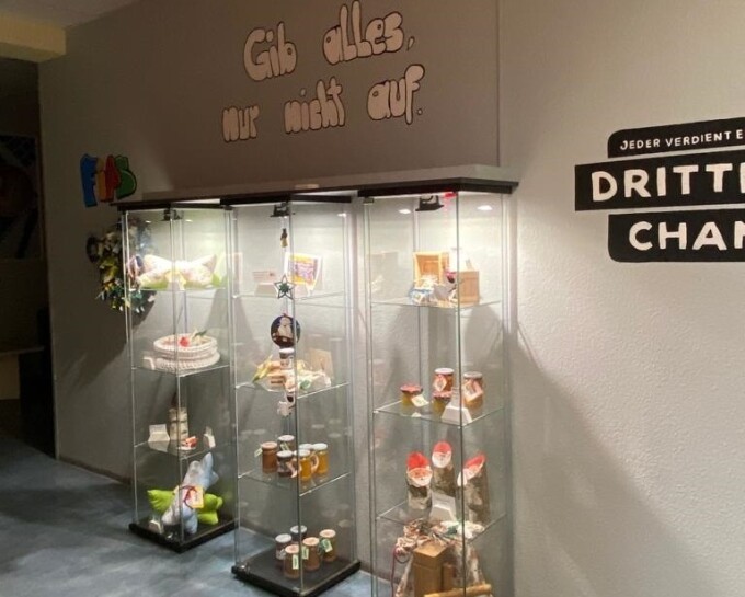Eine Vitrine stellt die eigens hergestellten Produkte der Produktionsschule Finsterwalde.