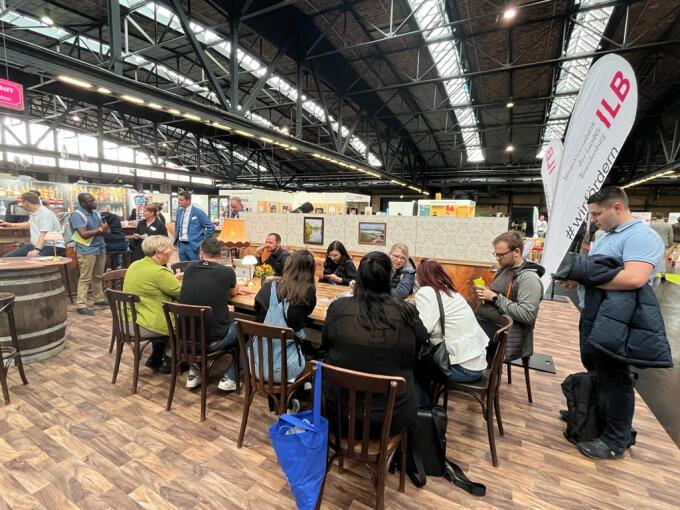 Der Messestand der ILB zeigt sich mit rustikaler Holzoptik und Dekorationen im Stil einer Kneipe. 
