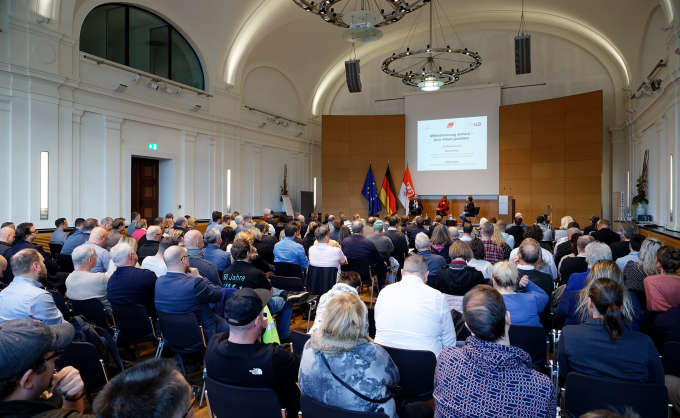 Über 150 Teilnehmende füllten den Saal der Staatskanzlei Brandenburg (Foto: Manfred Vogel)
